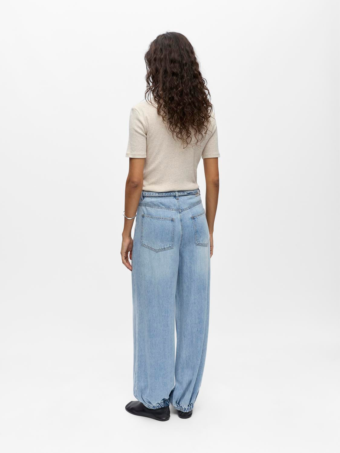 model_shot-back
